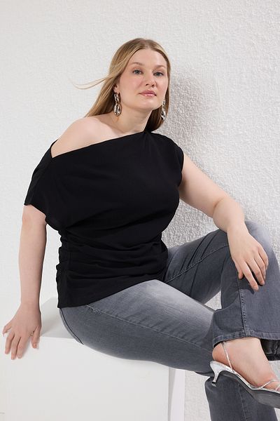 Trendyol Curve Schwarze, mit Krepp gewebte Plus-Size-Bluse