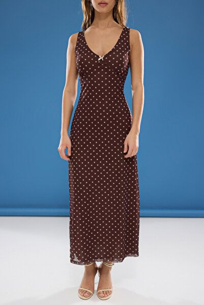 Trendyol Collection Hnědá puntíkovaná mašle Maxi tyl elastické pletené šaty Twoss25El00361