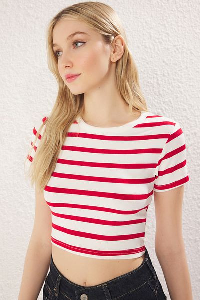 Trendyol Collection Dehnbarer, viskoser Stoff – rot gestreifte Crop-Bluse mit Rundhalsausschnitt TWOSS23BZ00198