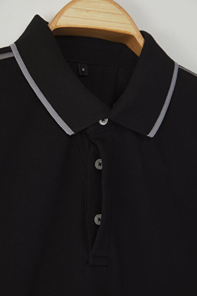 Trendyol Collection Reguler Schwarzes T-Shirt mit Polokragen, 100 % Baumwolle TMNSS25PO00015