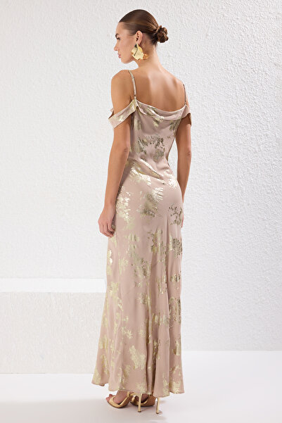 Trendyol Collection Χρυσό αφηρημένο υφαντό μάξι βραδινό φόρεμα και φόρεμα αποφοίτησης TPRSS25AE00089