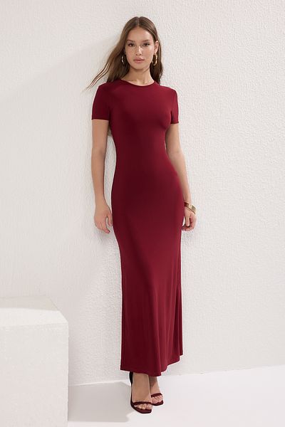 Trendyol Collection Burgunderrotes, kurzärmliges, körperbetontes, flexibles, gestricktes Maxikleid mit Rundhalsausschnitt TWOSS24EL00097