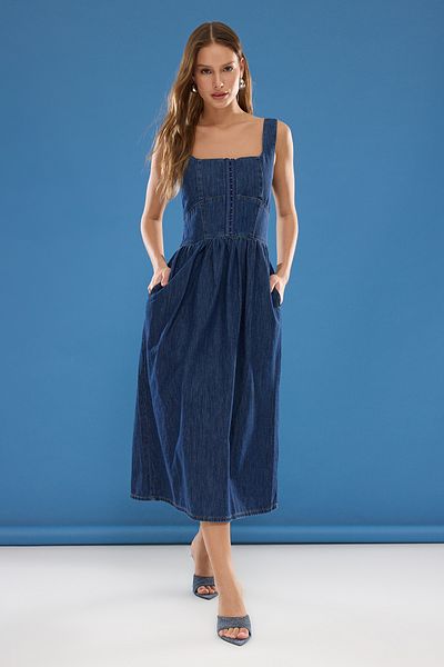 Trendyol Collection Dunkelblaues Midi-Jeanskleid mit Volants TWOSS25EL00010