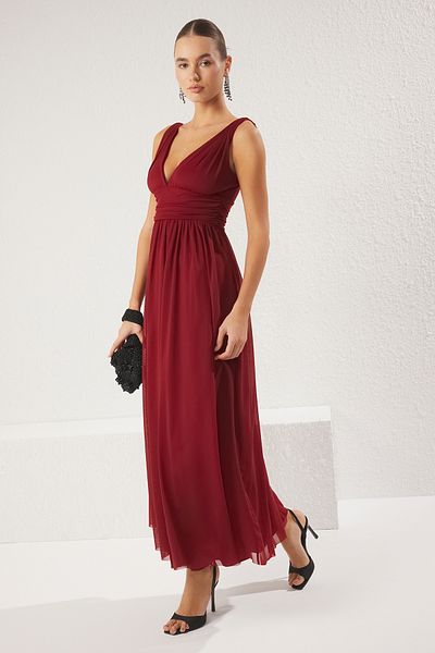 Trendyol Collection Burgunderfarbenes, mit Tüll gefüttertes, gestricktes Maxi-Abendkleid TPRSS25AE00096