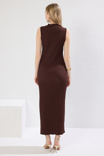 Trendyol Collection Hnědý texturovaný látkový stojáček s límcem přiléhavý na tělo Pružné maxi pletené šaty TWOSS25EL00163