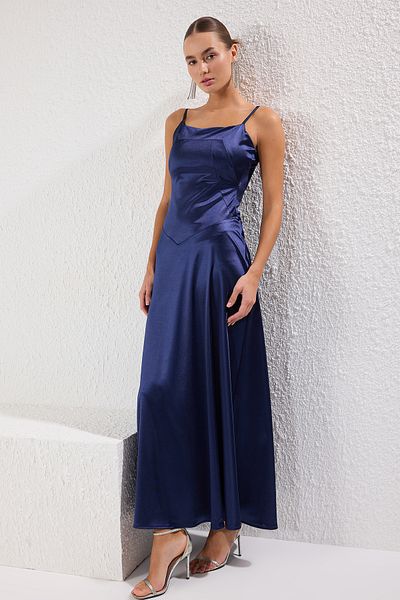 Trendyol Collection Námořnická modř saténové pletené dlouhé elegantní večerní šaty a maturitní šaty TPRSS25AE00068