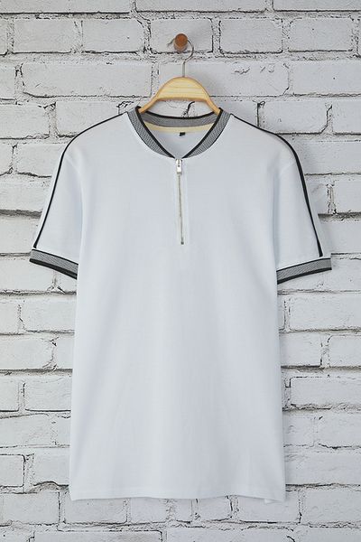 Trendyol Collection Weißes T-Shirt mit Polokragen – reguläre Passform TMNSS25PO00016