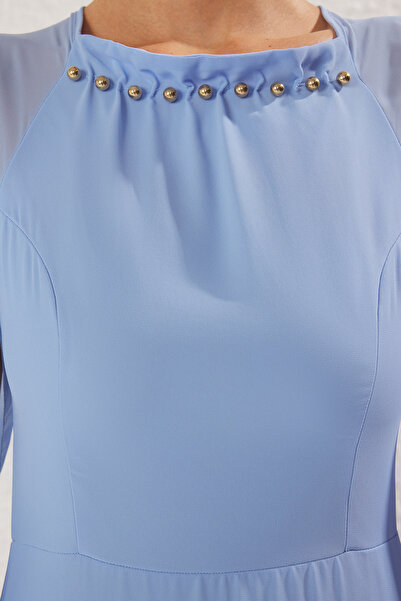 Trendyol Collection Ανοιχτό μπλε αξεσουάρ Λεπτομέρεια με επένδυση από σιφόν υφαντό μακρύ κομψό βραδινό φόρεμα TPRSS25AE00125