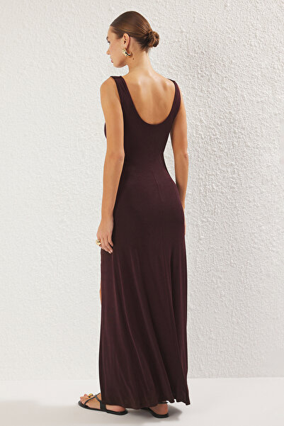 Trendyol Collection Prémiové hnědé pletené šaty Degaje s límcem s nulovým rukávem TWOSS25EL00435