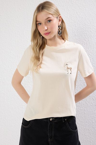 Trendyol Collection 100 % Baumwolle, bestickt – T-Shirt mit normaler Passform TWOSS24TS00160