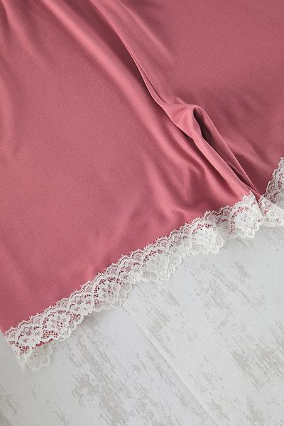 Trendyol Curve Viscose Dusty Rose pizsama szett - V-nyakú, csipke részlet TBBSS25AI00036
