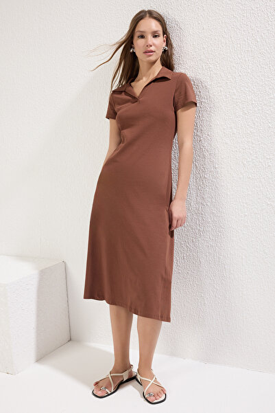 Trendyol Collection Pružné bavlněné midi skater šaty s polo výstřihem – hnědé Twoss24El00480