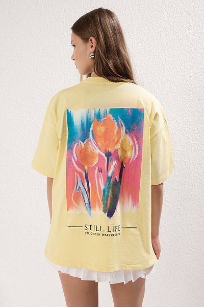 Trendyol Collection Hellgelbe Farbe – Übergroßes bedrucktes T-Shirt aus 100 % Baumwolle TWOSS25TS00055