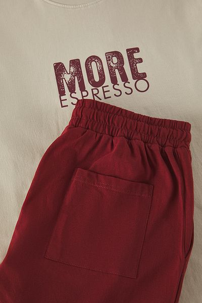 Trendyol Collection Pletené šortky Béžová a vínová s potiskem Regular Fit Pyžamový set - Tmnss25Pt00032