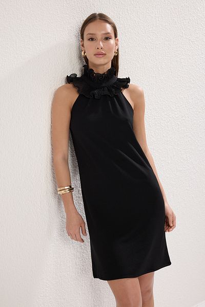 Trendyol Collection Czarna prosta sukienka midi z dekoltem w serek z rozciągliwej dzianiny z krepy Twoss25El00065