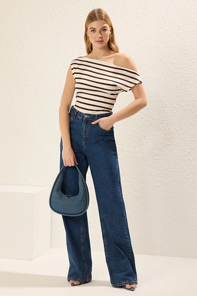 Trendyol Collection Elastischer und weicher Stoff – braune, marineblaue, gestreifte Bluse mit U-Boot-Ausschnitt TWOSS24BZ00090