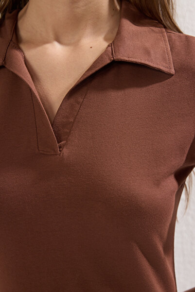 Trendyol Collection Pružné bavlněné midi skater šaty s polo výstřihem – hnědé Twoss24El00480