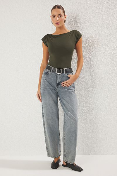 Trendyol Collection Khakifarbener Strickkörper mit flexiblem Druckknopfverschluss – U-Boot-Ausschnitt, sitzend am Körper TWOSS24BD00029