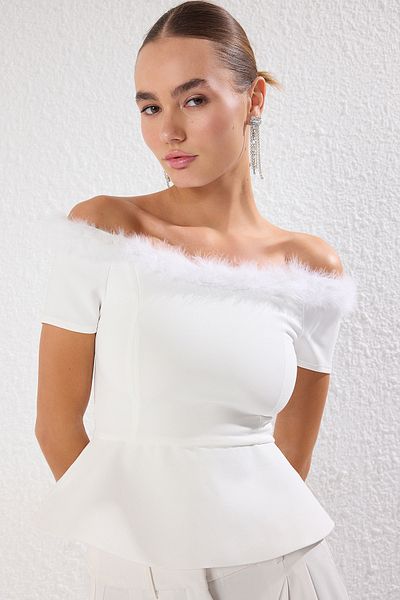 Trendyol Collection Weiße, gewebte, stilvolle Bluse mit Carmen-Ausschnitt TPRAW25BZ00001