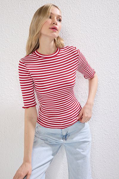 Trendyol Collection Dehnbare, gerippte Bluse mit Rundhalsausschnitt – rot/ecru gestreift, körperbetont TWOSS23BZ00025
