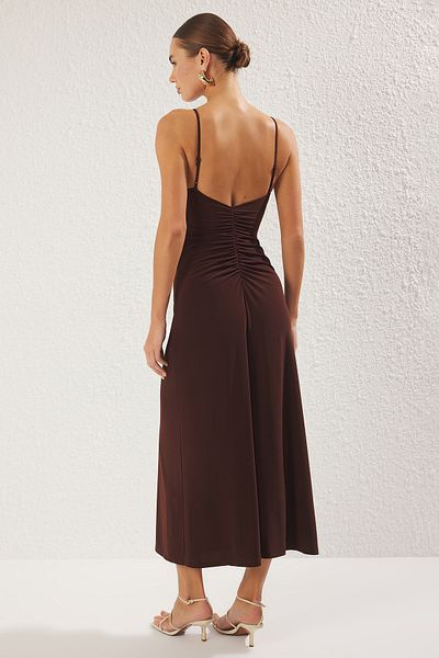 Trendyol Collection Rugalmas Maxi barna kötött ruha - A-vonalú pántokkal és háttámlával TWOSS25EL00539