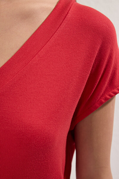 Trendyol Collection Piros rugalmas viszkózus blúz - Hold ujjú V-nyakú, testhezálló TWOSS24BZ00433