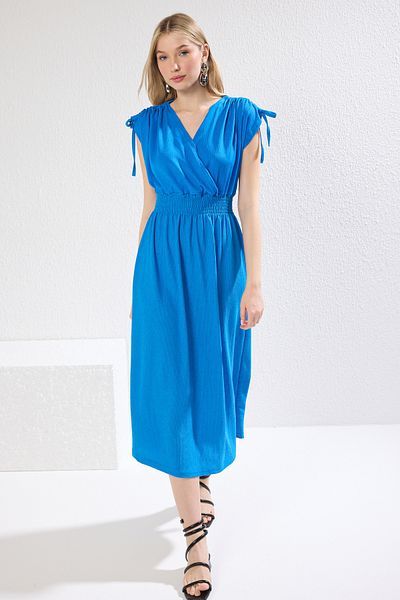 Trendyol Collection Saks-Midikleid mit dehnbarem Stoff – Nullärmel, zweireihig, Skater-Kordelzug TWOSS24EL01063