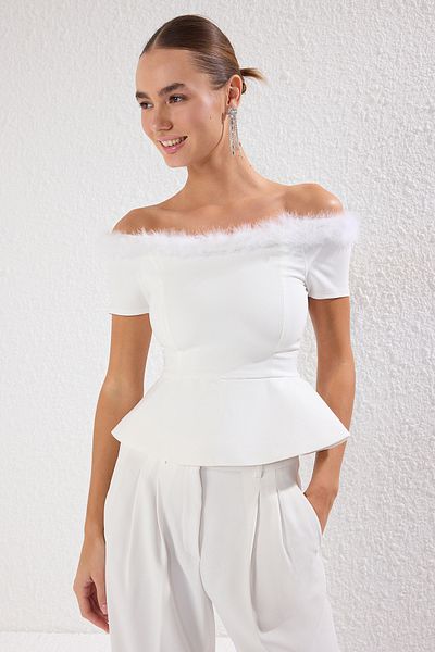 Trendyol Collection Weiße, gewebte, stilvolle Bluse mit Carmen-Ausschnitt TPRAW25BZ00001