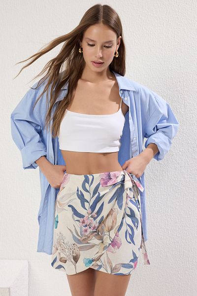 Trendyol Collection Mehrfarbiger, zweireihiger, gewebter Minirock mit Bindedetail und Blumendetail TWOSS25ET00118