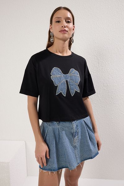 Trendyol Collection Černá mašle vyšívaná Regular/Regular Fit Crop Pletené tričko TWOSS25TS00132