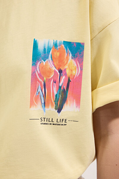 Trendyol Collection Hellgelbe Farbe – Übergroßes bedrucktes T-Shirt aus 100 % Baumwolle TWOSS25TS00055