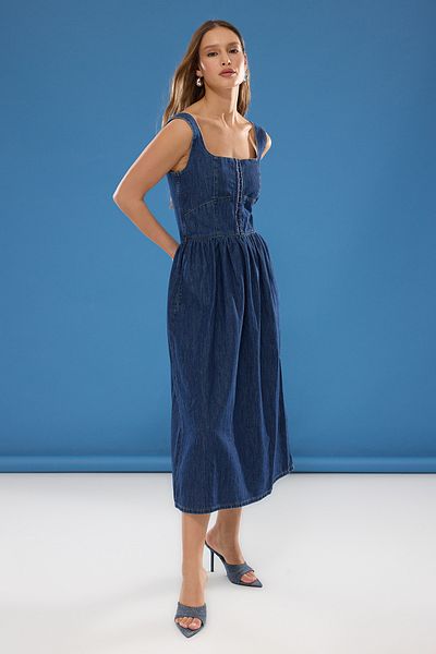 Trendyol Collection Dunkelblaues Midi-Jeanskleid mit Volants TWOSS25EL00010