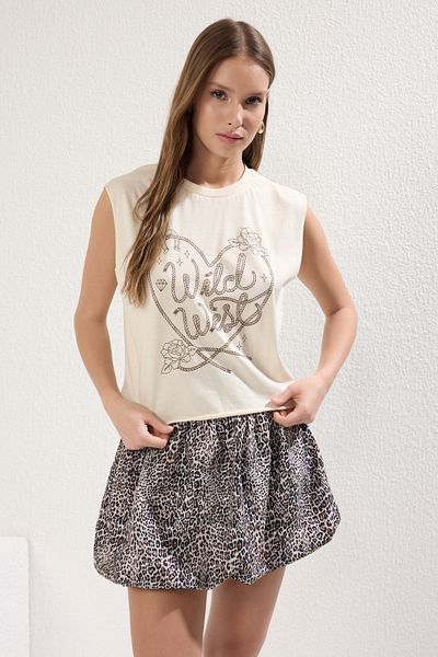 Trendyol Collection T-Shirt Crew Neck Crop - 100% βαμβάκι, εμπριμέ με πέτρα, αμάνικο - TWOSS23TS00122