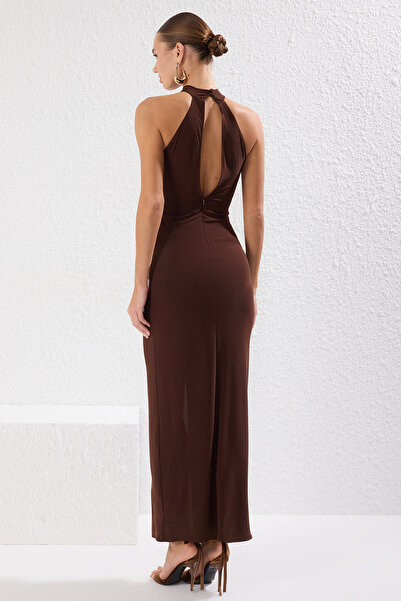 Trendyol Collection Hnědý rovný rovný střih příslušenství Detailní pletené pískové maxi večerní šaty a šaty na návrat domů