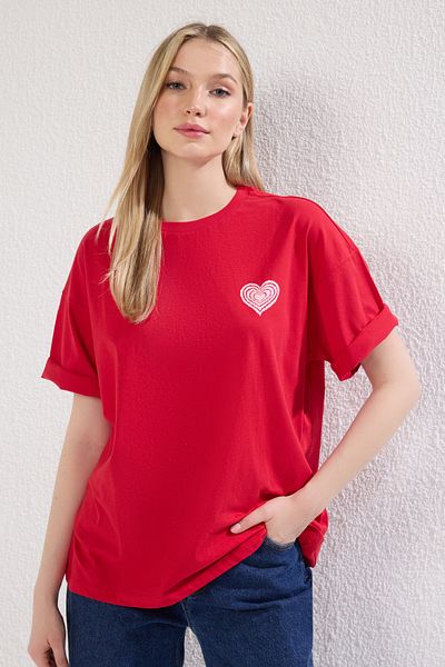 Trendyol Collection Rotes Oversize-Strick-T-Shirt mit geprägtem Aufdruck – 100 % Baumwolle TWOSS23TS00355