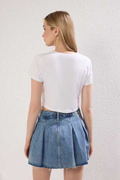 Trendyol Collection Tricou crop din bumbac cu imprimeu cu piatră albă cu guler rotund - TWOSS23TS00128