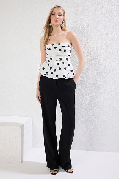 Trendyol Collection Weiße trägerlose Ballonform, gepunktete Webbluse TWOSS25BZ00423