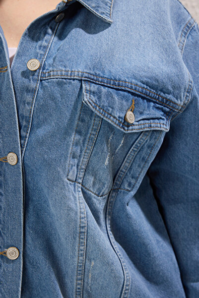 Trendyol Curve Μπλε τζιν μπουφάν με λεπτομέρεια τσέπης TBBSS22YE00000