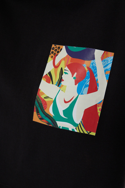 Trendyol Collection Schwarzes Crop-Strick-T-Shirt – 100 % Baumwolle, entspannter Schnitt, bedruckt – TWOSS23TS00369