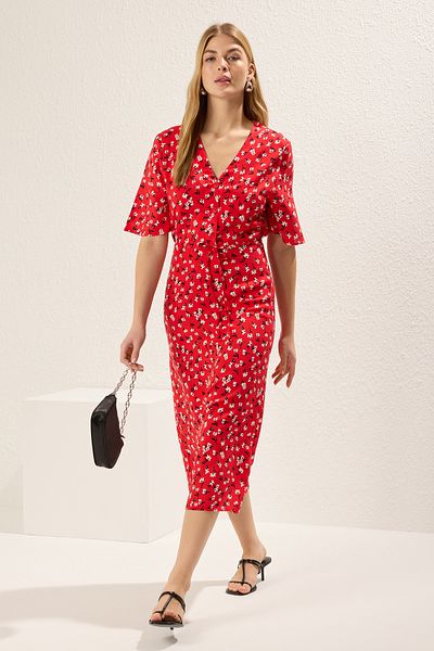 Trendyol Collection Piros virágos A-vonalú Midi szőtt ruha TWOSS25EL00300