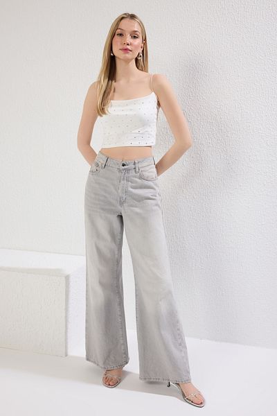 Trendyol Collection Dehnbares, gestricktes Crop-Unterhemd mit weißen Steinen – Spaghettiträger, körperbetont TWOSS20AL0006