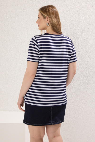 Trendyol Curve Sötétkék csíkos nyomott nagy méretű póló TBBSS25BF00037