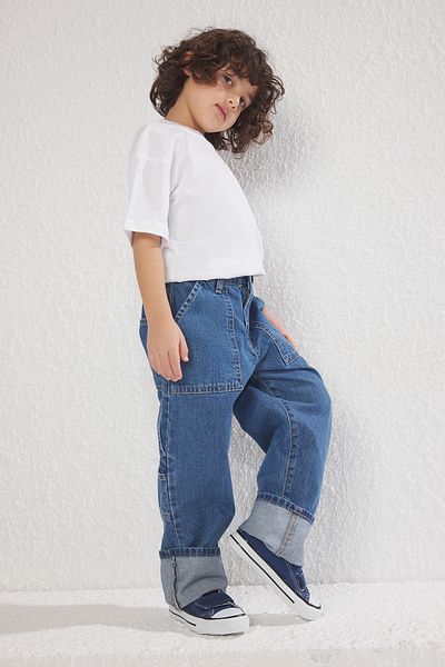 TRENDYOLKIDS Blugi din denim cu talie înaltă pentru băieți - albastru mediu, 100% bumbac, croială obișnuită TKDSS25JE00004