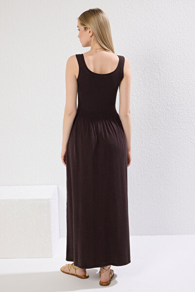 Trendyol Collection Prémiové hnědé midi úpletové šaty – výstřih s výstřihem, smyčka, vlastní příze Twoss25El00333