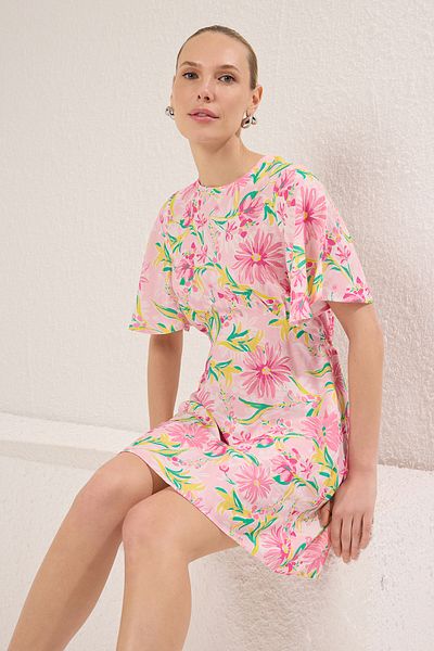 Trendyol Collection Ροζ φλοράλ Μίνι υφαντό φόρεμα βισκόζης σε γραμμή Α TWOSS24EL00632