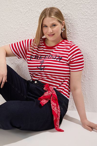 Trendyol Curve Czerwona koszulka w paski z nadrukiem w dużym rozmiarze Tbbss25Bf00037