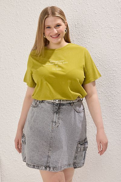 Trendyol Curve Grünes Strick-T-Shirt mit Rundhalsausschnitt und Slogan-Print in Übergröße TBBSS25BF00020
