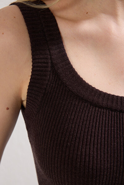 Trendyol Collection Prémiové hnědé midi úpletové šaty – výstřih s výstřihem, smyčka, vlastní příze Twoss25El00333