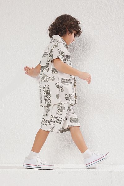 TRENDYOLKIDS بيج ذكر طفل قطن مطبوع قميص منسوج شورت سفلي بدلة TKDSS25AU00055