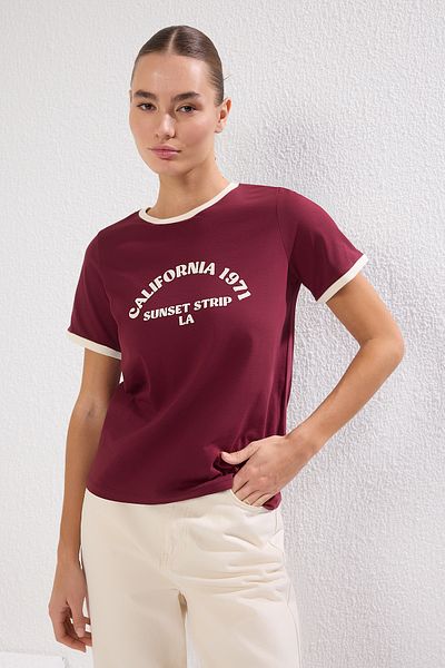 Trendyol Collection Burgunderrot mit Slogan-Print – kontrastierendes T-Shirt aus 100 % Baumwolle TWOSS24TS00105